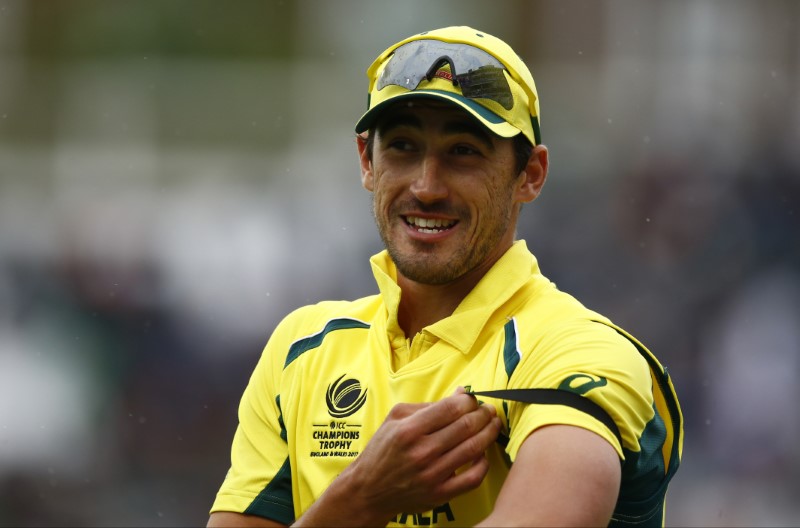 © Reuters. Australia's Mitchell Starc (L) at the end of the innings