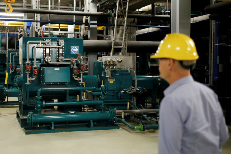 © Reuters. Pumps are seen in a Vattenfall cooling plant in Berlin