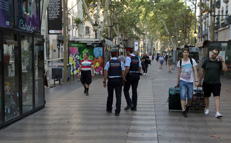 © Reuters. Los atacantes de Cambrils llevaban cinturones explosivos falsos: Puigdemont
