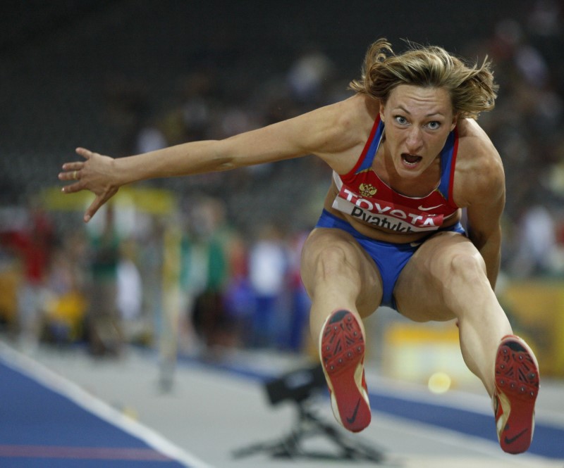 © Reuters. Pyatykh of Russia competes in the women's triple jump final during the world athletics championships in Berlin