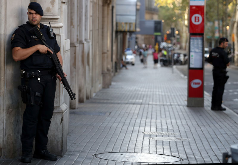 © Reuters. Agente de segurança da Catalunha perto da avenida Las Ramblas, onde uma van atropelou pedestres, em Barcelona