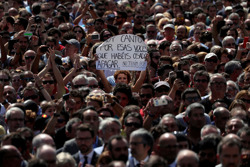 © Reuters. Una multitud proclama en Barcelona 