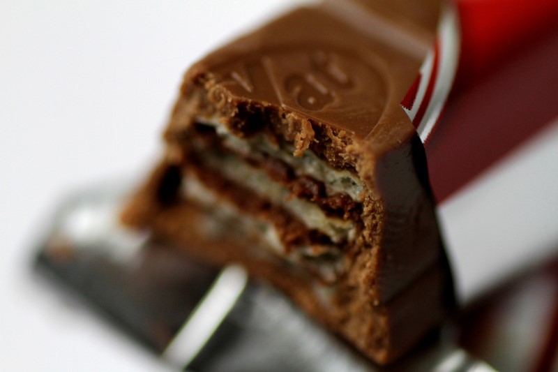 © Reuters. FILE PHOTO: Illustration photo of a Kit Kat chocolate bar
