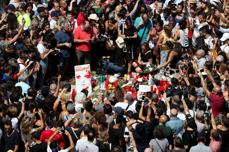 © Reuters. Homenagem a vítimas em Las Ramblas, um dia após ataque em Barcelona