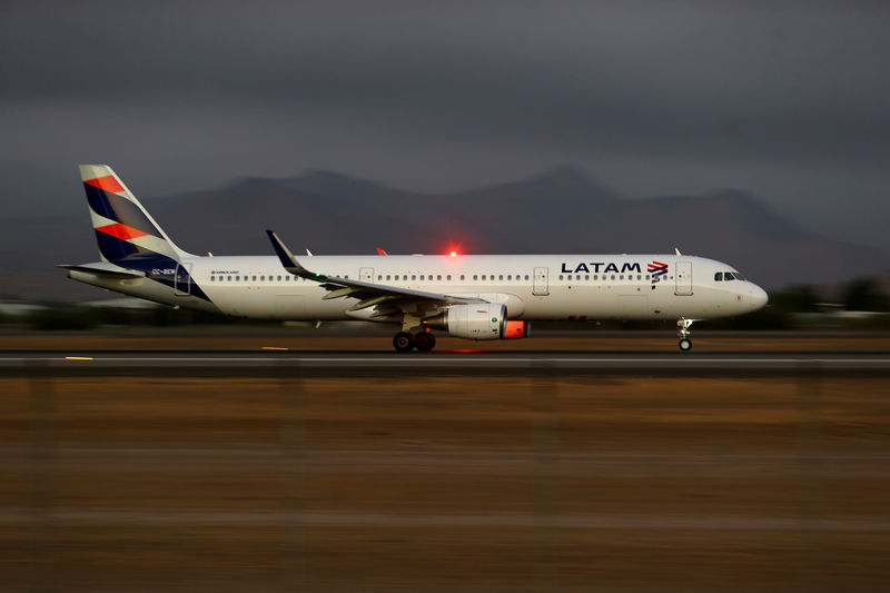 © Reuters. FILE PHOTO -  A LATAM Airlines plane takes off at Santiago International Airport,