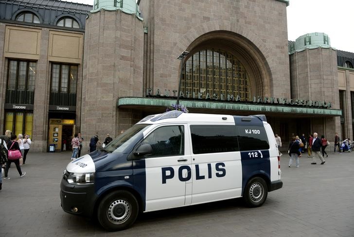 © Reuters. Polícia finlandesa em frente a estação de trem de Helsinki, depois de ataque em Turku, na Finlândia