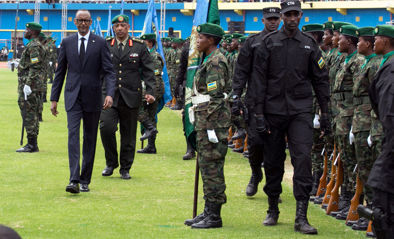 © Reuters. Rwanda's President-elect Paul Kagame inspects the guard of honour before his swearing-in ceremony at Amahoro stadium in Kigali