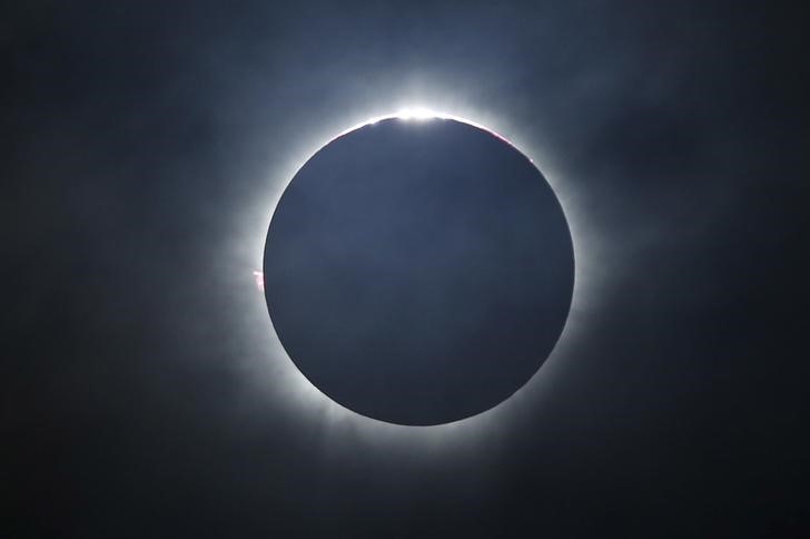 © Reuters. Eclipse solar observado de uma ilha da Indonésia, em março de 2016