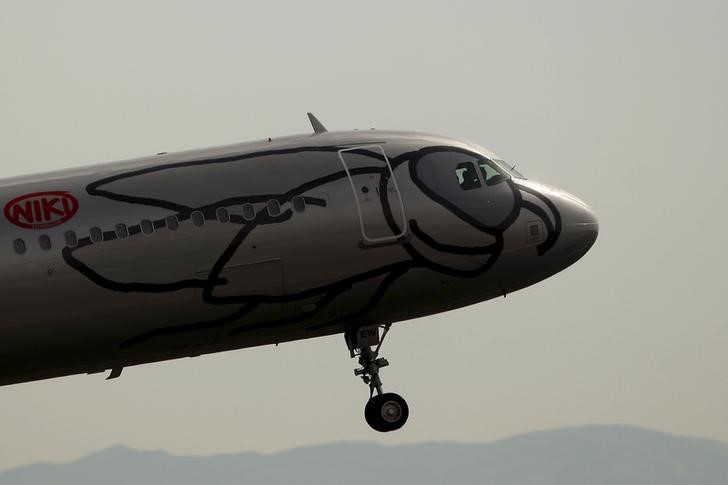 © Reuters. Niki aircraft takes off on the first day of a series of strikes by Spanish air traffic controllers, at the Pablo Ruiz Picasso Airport in Malaga