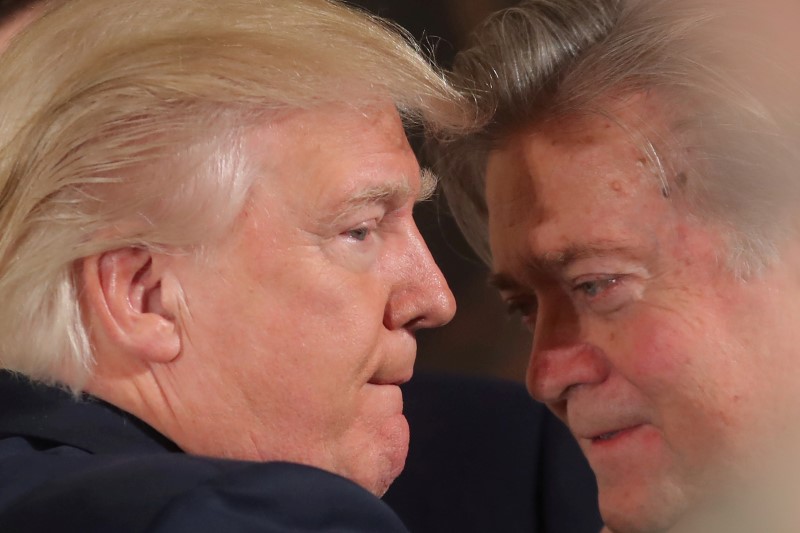 © Reuters. FILE PHOTO: U.S. President Donald Trump talks to senior staff Steve Bannon during a swearing in ceremony for senior staff at the White House in Washington