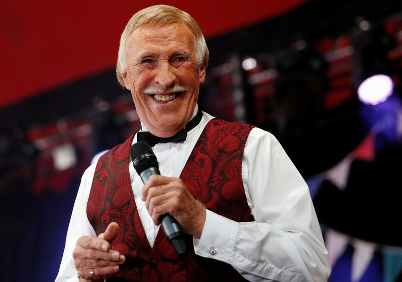 © Reuters. FILE PHOTO: TV presenter and entertainer Bruce Forsyth performs on the Avalon Stage at the Glastonbury music festival at Worthy Farm in Somerset