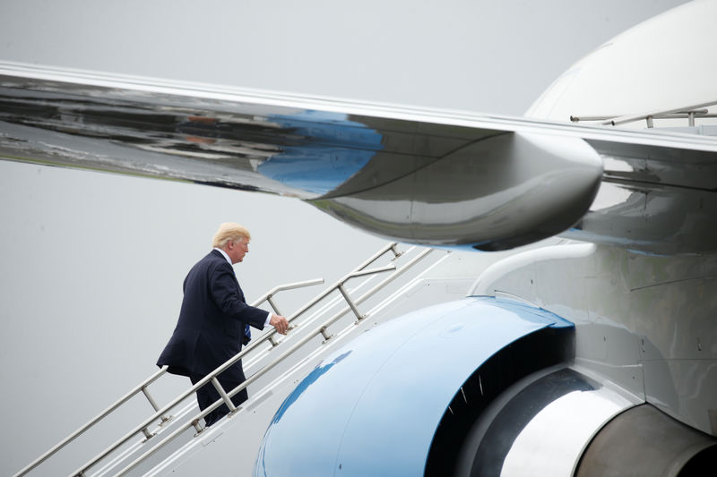 © Reuters. U.S. President Trump boards Air Force One prior to departing Morristown Municipal Airport in New Jersey