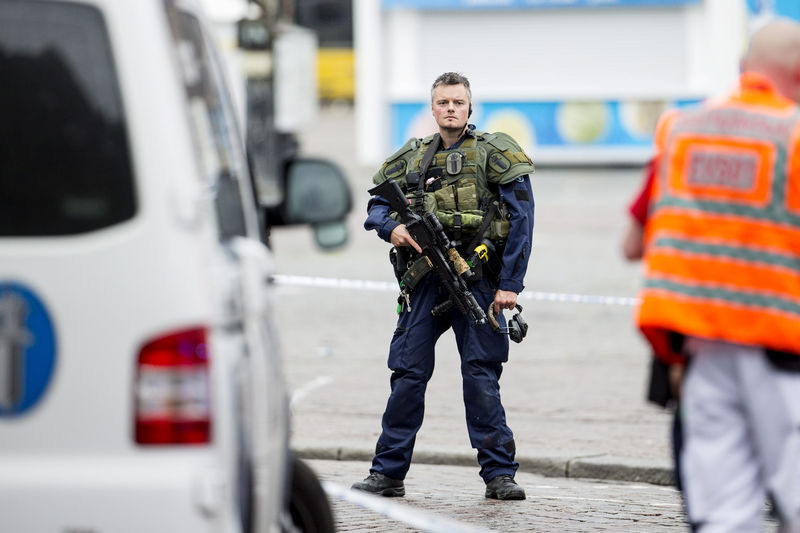 © Reuters. Policial armado no mercado de Turku, na Finlândia