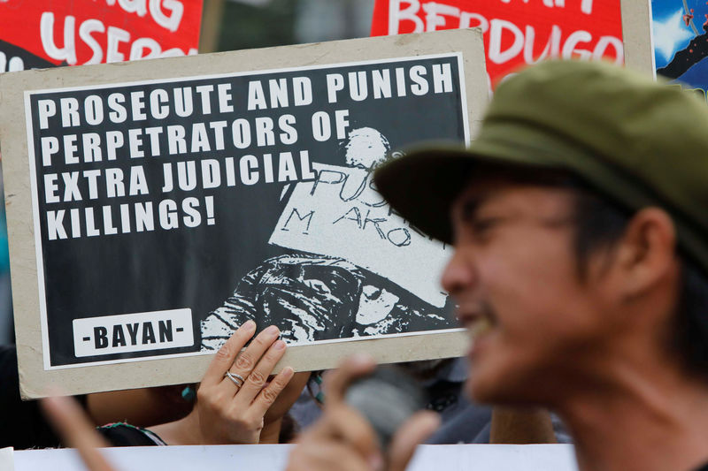 © Reuters. Activists display placards during a rally after 91 people were shot dead this week in an escalation of President Rodrigo Duterte's ruthless war on drugs in Quezon city, Metro Manila