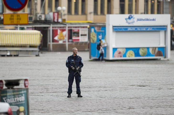 © Reuters. Полицейский на Рыночной площади Турку, где произошло нападение