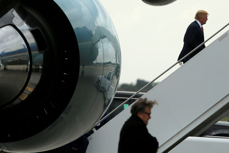 © Reuters. FILE PHOTO:    U.S. President Trump boards Air Force One to return to Washington from West Palm Beach, Florida