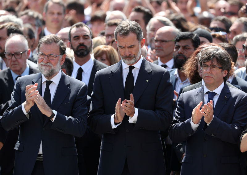 © Reuters. Rei Felipe da Espanha (C), primeiro ministro Mariano Rajoy (E) e o chefe do governo catalão, Carles Puigdemont (D), fazem minuto de silêncio após atentado em Barcelona, Espanha