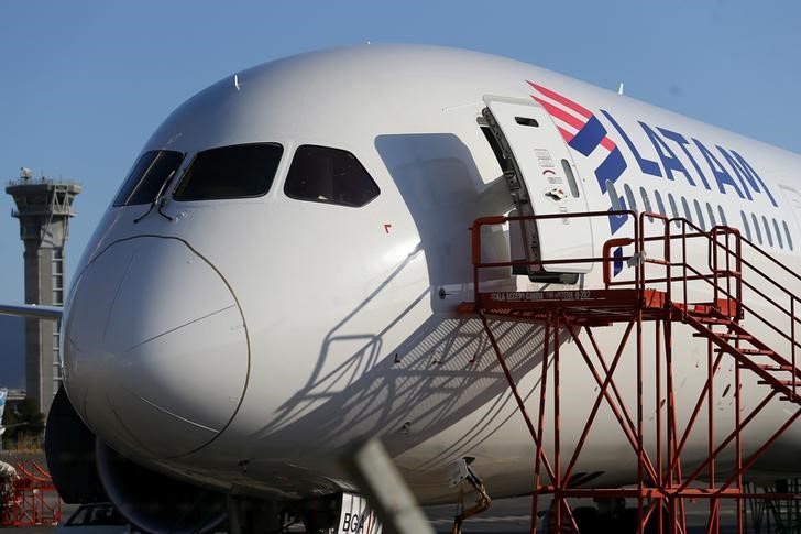 © Reuters. Avião da Latam é visto no aeroporto internacional de Santiago, Chile