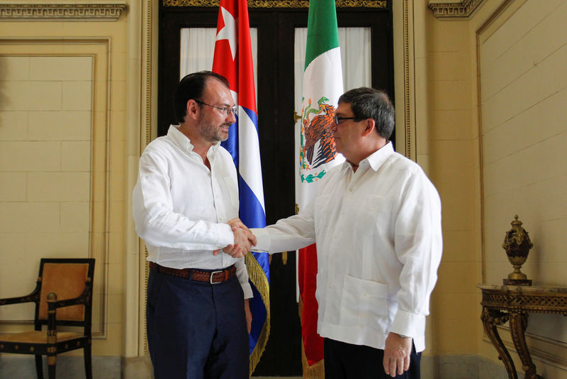 © Reuters. Cuba's Foreign Minister Bruno Rodriguez shakes hands with Mexico's Foreign Minister Luis Videgaray at the foreign ministry in Havana, Cuba