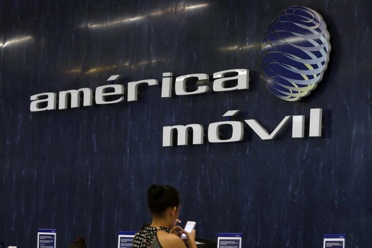 © Reuters. The logo of America Movil is seen on the wall of the reception area in the company's corporate offices in Mexico City