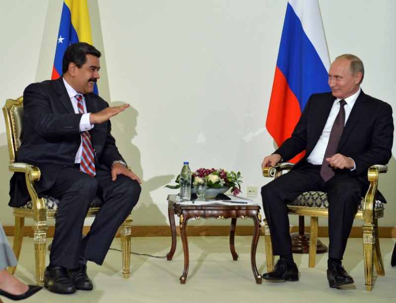 © Reuters. Russian President Putin meets with Venezuelan President Maduro in Istanbul