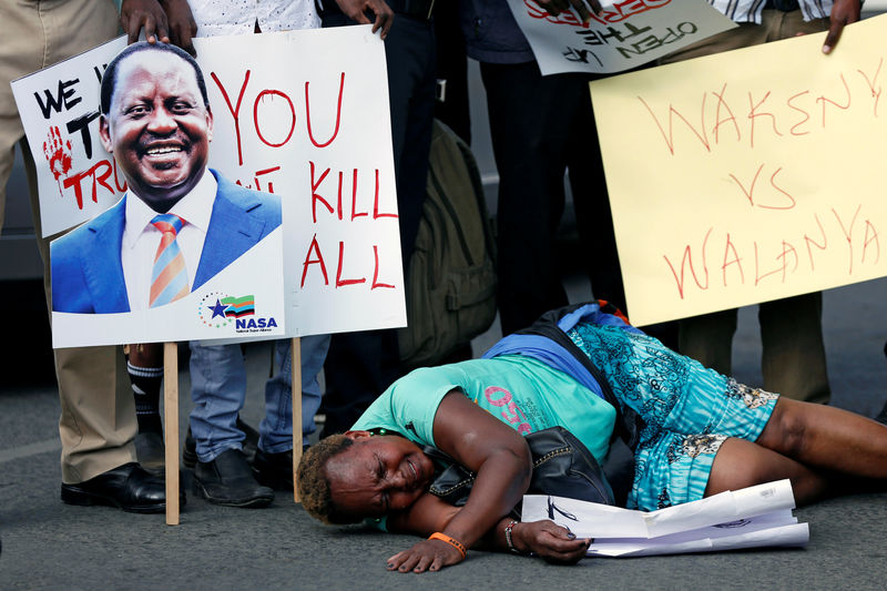© Reuters. Supporters of Kenyan opposition leader Raila Odinga, from the National Super Alliance coalition, protest outside the Supreme Court in Nairobi