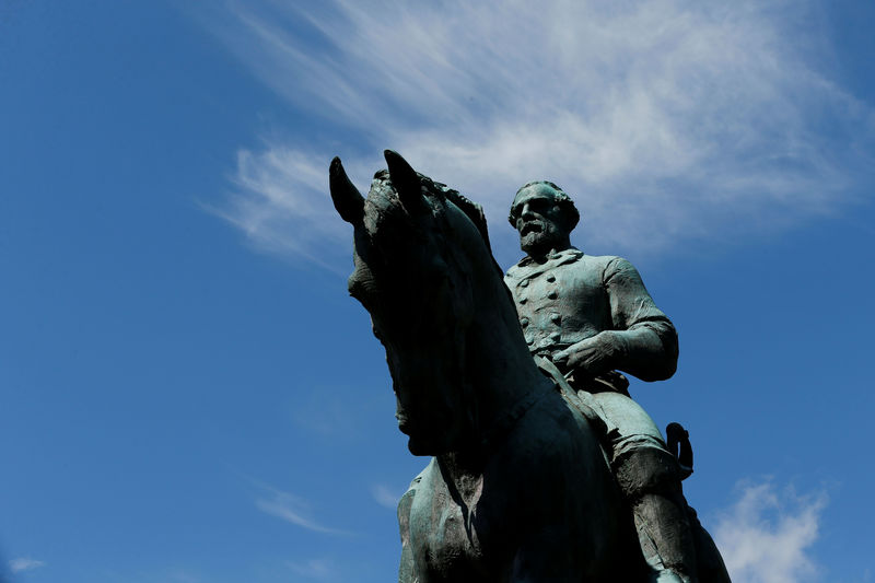 © Reuters. Estátua do general  Robert E. Lee no centro de polêmica em Charlottesville