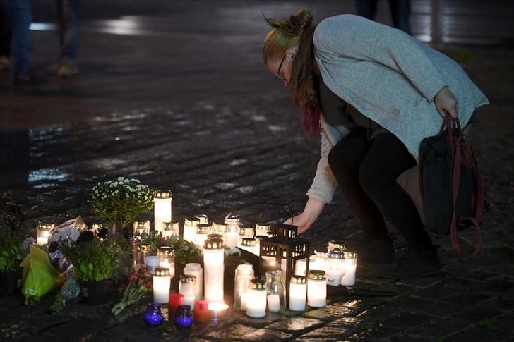 © Reuters. Velas são colocadas em local de ataque com faca em Turku