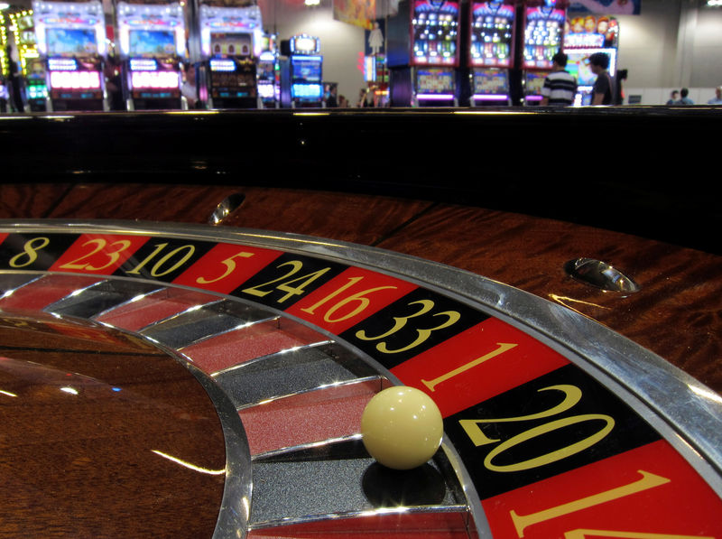 © Reuters. FILE PHOTO: Ball is seen on a roulette wheel in front of slot machines at Gaming Expo Asia in Macau