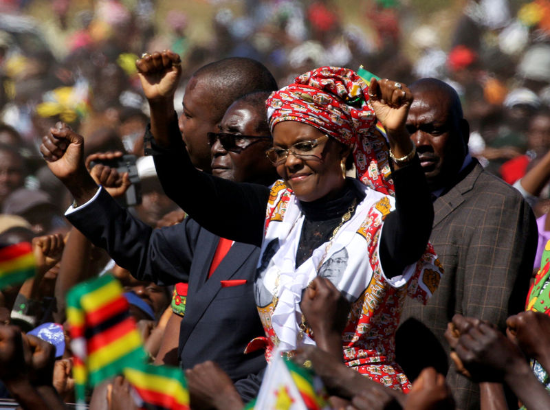 © Reuters. FILE PHOTO: President Robert Mugabe and his wife Grace greet supporters of his ZANU (PF) party during a rally in Harare