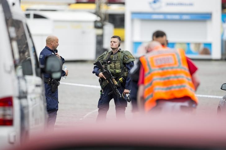 © Reuters. الشرطة الإسبانية تبحث عن سائق السيارة الفان في هجوم برشلونة