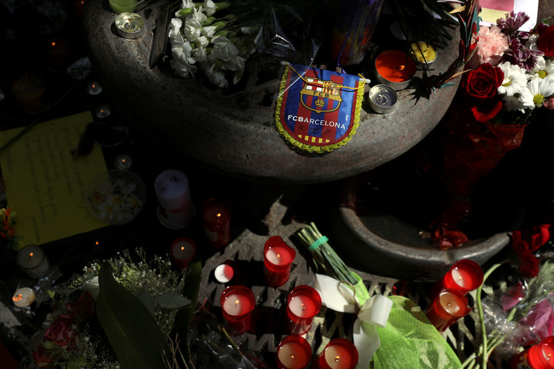 © Reuters. El Barça planea homenajear en su camiseta a las víctimas del ataque