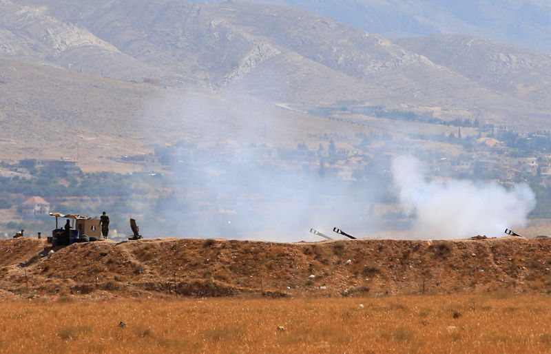 © Reuters. جيش لبنان وحزب الله يعلنان عن هجومين على الدولة الإسلامية عند الحدود