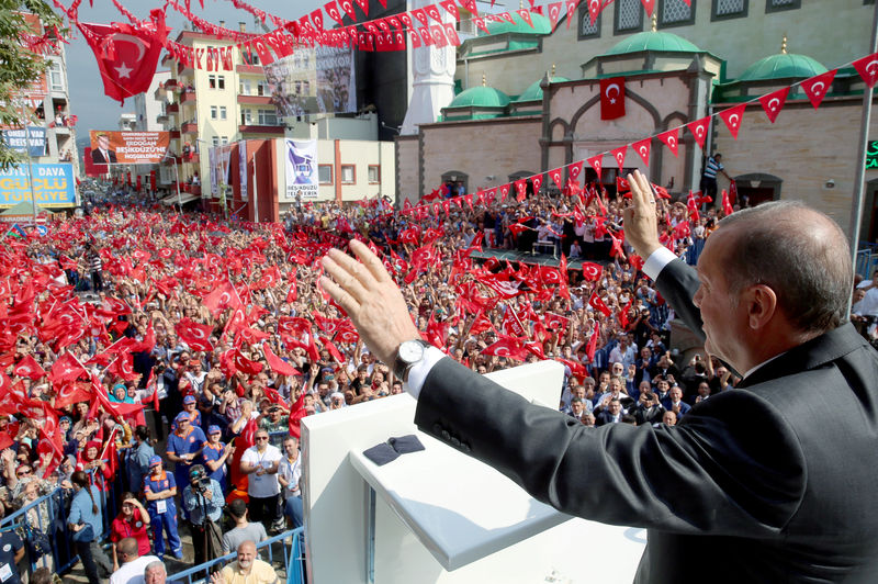 © Reuters. Turkish President Erdogan greets his supporters in Trabzon