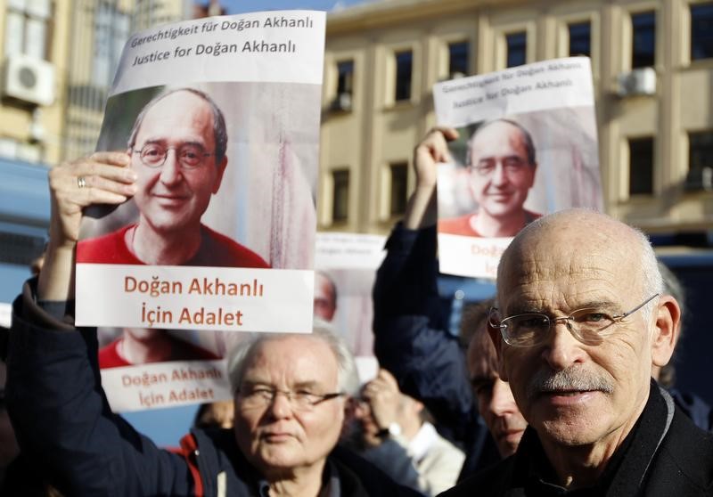 © Reuters. دير شبيجل: الشرطة الاسبانية تعتقل كاتبا ألمانيا انتقد الرئيس التركي