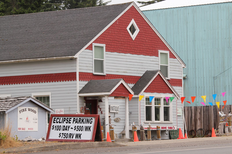 © Reuters. Solar eclipse parking sign in Depoe Bay, Oregon