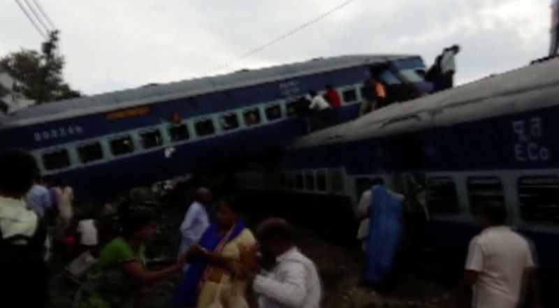 © Reuters. Derailed carriages of Kalinga-Utkal express train are seen in this still taken from video in Khatauli, Uttar Pradesh