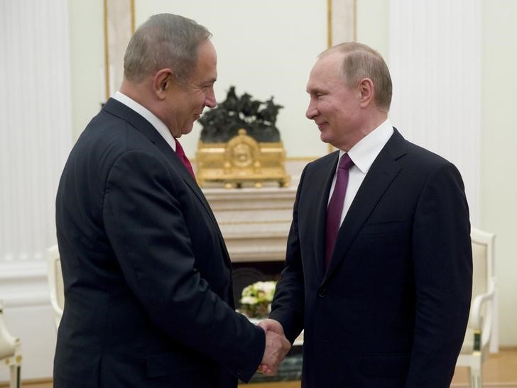 © Reuters. Russian President Putin meets with Israeli PM Netanyahu in Moscow