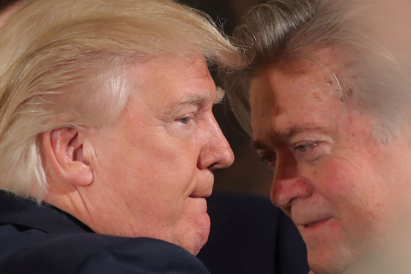 © Reuters. FILE PHOTO: U.S. President Donald Trump talks to chief strategist Steve Bannon during a swearing in ceremony for senior staff at the White House in Washington