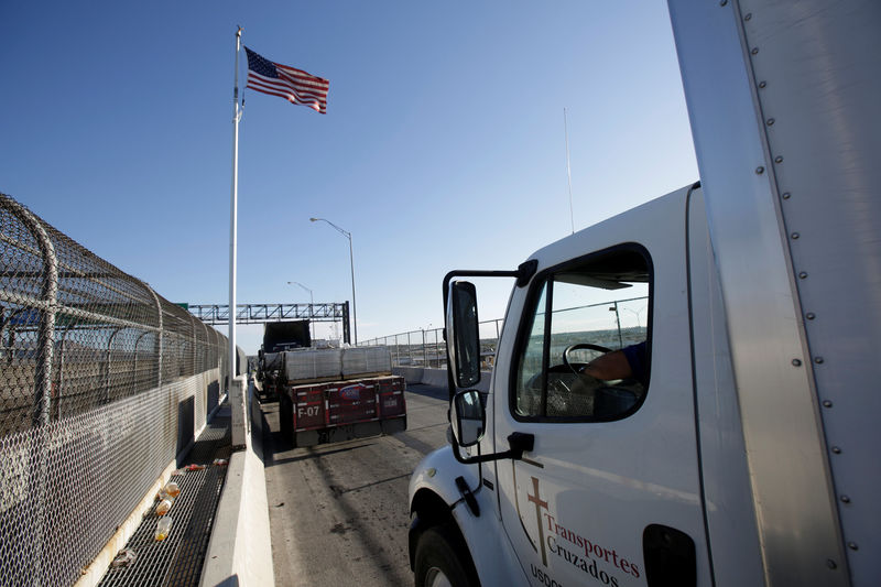 © Reuters. Trucks wait in the queue for border customs control to cross into U.S. at the Bridge of Americas in Ciudad Juarez