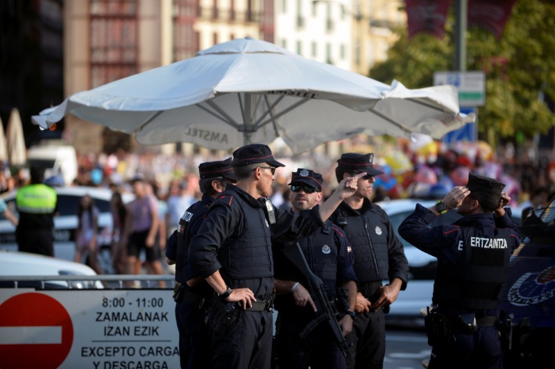 © Reuters. الشرطة الإسبانية: نتعقب رجلا واحدا بعد هجمات برشلونة