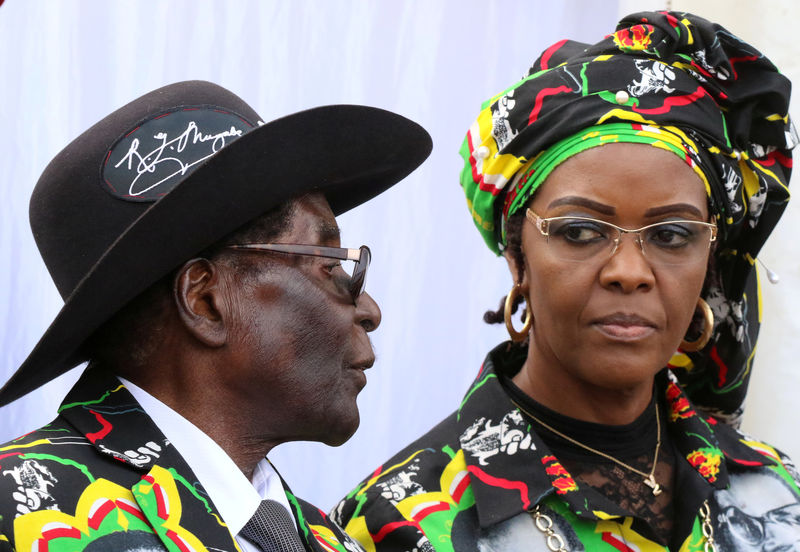 © Reuters. President Robert Mugabe and his wife Grace attend a rally of his ruling ZANU (PF)  in Chinhoyi