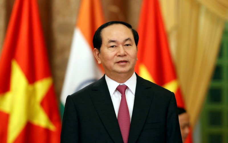 © Reuters. Vietnam's President Quang waits for the arrival of India's PM Modi at the Presidential Palace in Hanoi, Vietnam