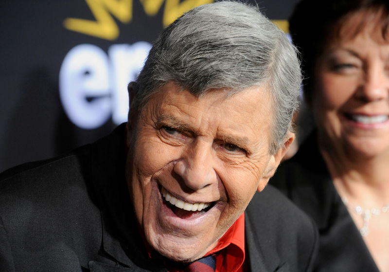 © Reuters. En la imagen de archivo, Jerry Lewis asiste a la exhibición especial del documental "Method to the Madness of Jerry Lewis" en Los Angeles