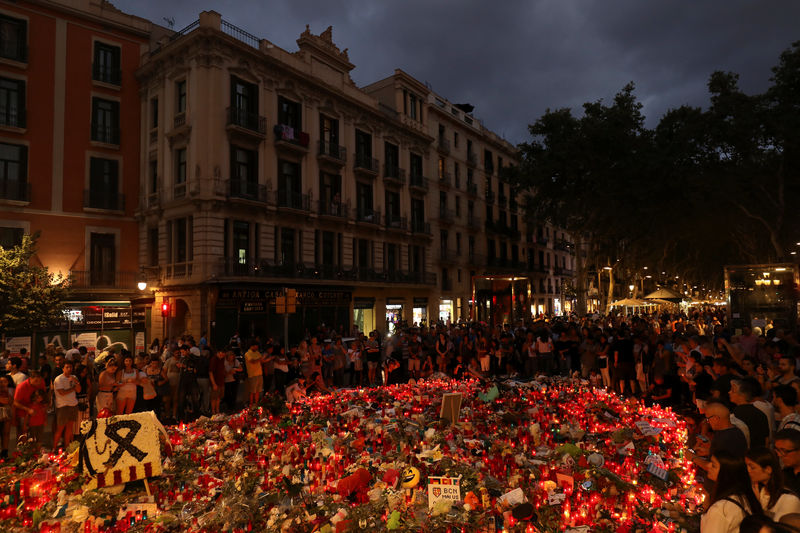 © Reuters. La policía busca al sospechoso de Barcelona, investigación se amplía a otros países