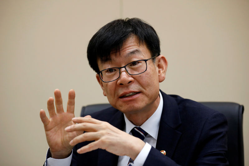 © Reuters. Kim Sang-jo, the Chief of Korea Fair Trade Commission, speaks during an interview with Reuters in Seoul