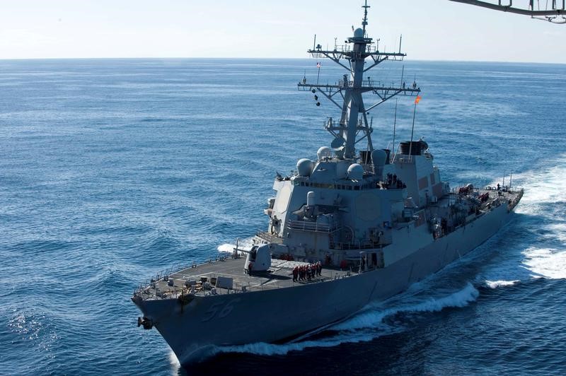 © Reuters. تصادم بين سفينة حربية أمريكية وسفينة تجارية شرقي سنغافورة
