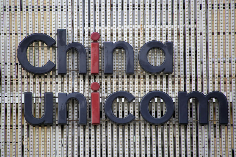 © Reuters. FILE PHOTO - China Unicom's company logo is seen at its branch office in Beijing