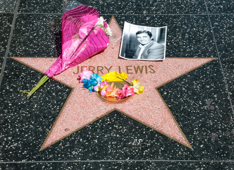 © Reuters. A makeshift memorial appears for late Jerry Lewis around his star on the Hollywood Walk of Fame in Los Angeles