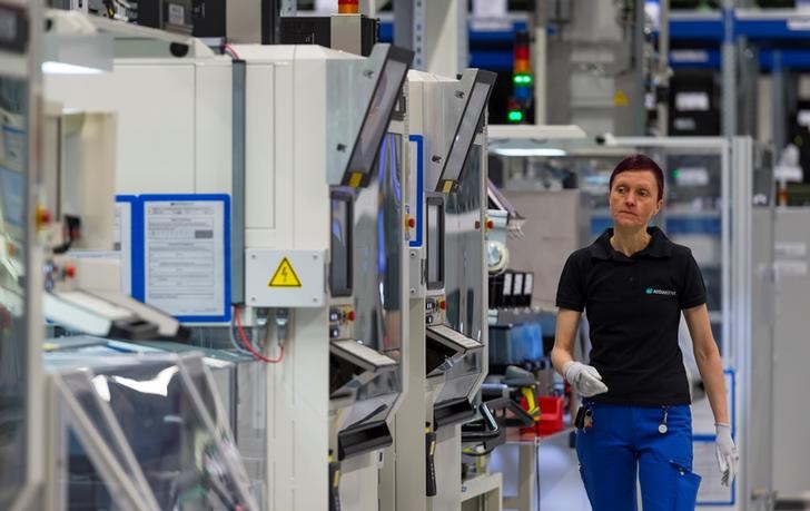 © Reuters. An employee works in Daimler first battery factory prior to the beginning of the ground breaking ceremony for the second battery factory at Daimler subsidiary ACCUMOTIVE in Kamenz